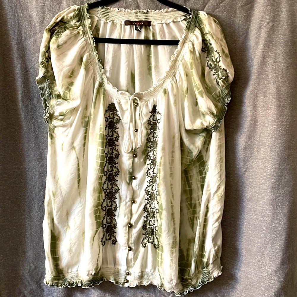XXL women’s short sleeve embroidered white and hunter green top